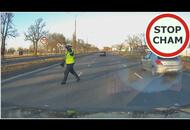 Policjant wbiega przed samochody na 3 pasmowej jezdni - kontrola drogowa
